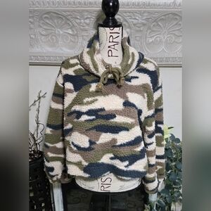 Wild Fable cropped camo fleece small